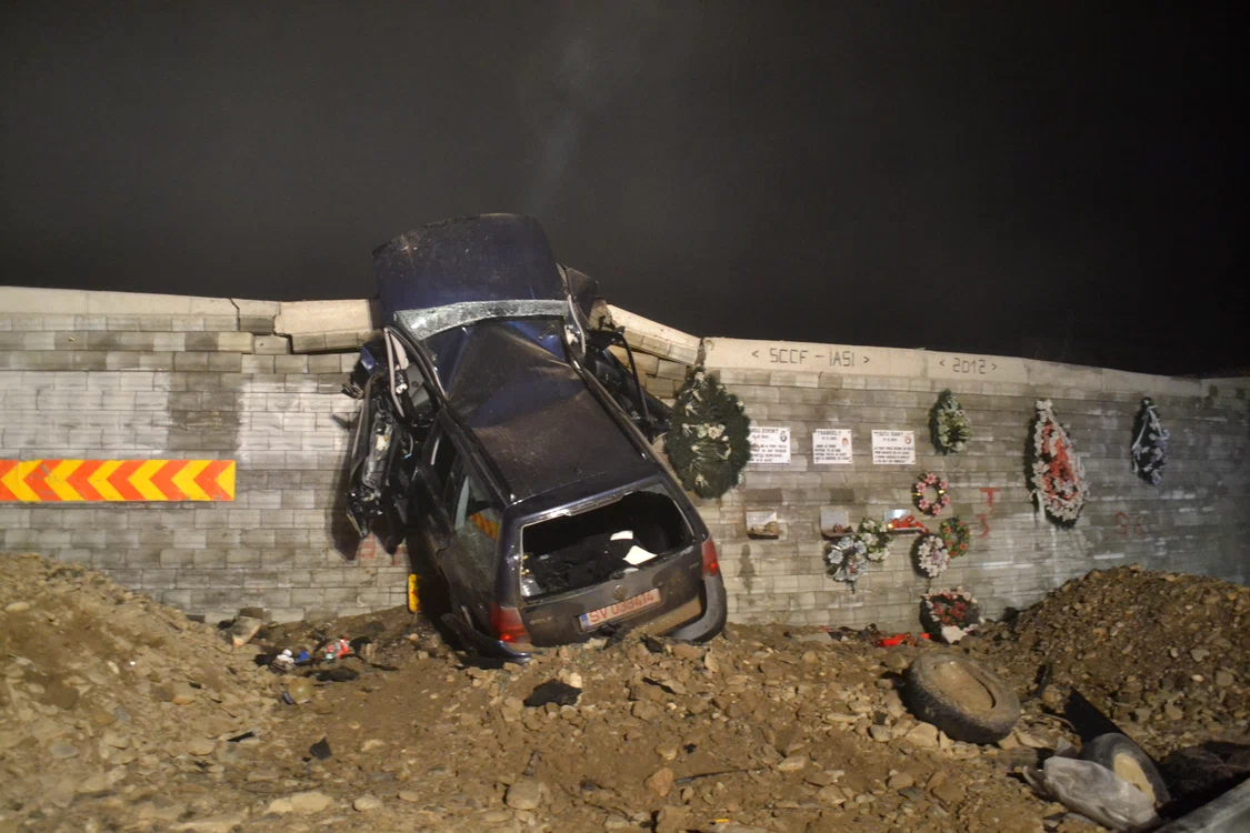 Un tânăr de 21 de ani a murit, vineri, după ce s-a izbit cu maşina de pilonul podului