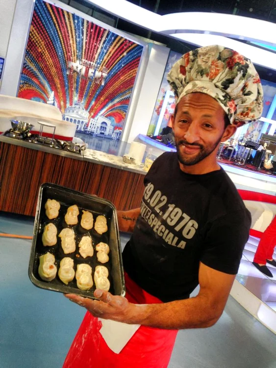 Kamara s-a lăsat pozat cu tava cu prăjituri, mândru de "opera" sa (foto: Facebook)