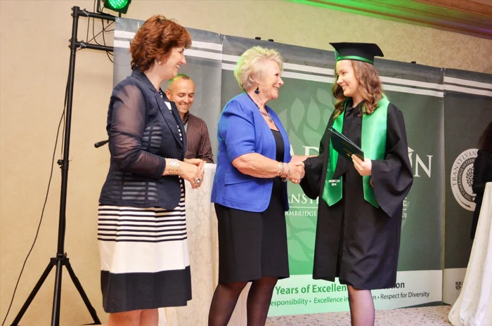 prima promotie transylvania college foto