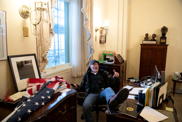 Richard Barnett, fotografiat cu picioarele pe biroul lui Nancy Pelosi FOTO AFP