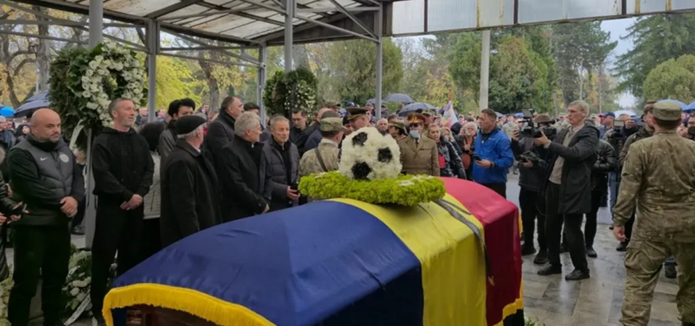 Rămas bun, Emeric Ienei! Celebrul antrenor al Stelei a fost înmormântat cu onoruri militare. Zeci de legende prezente la Oradea