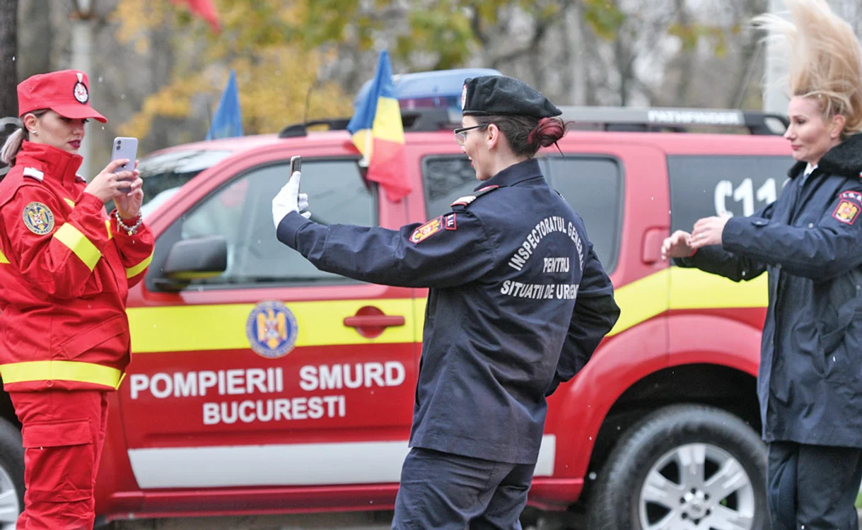 
    Un militar își ”machiază”  camaradul pentru paradă   