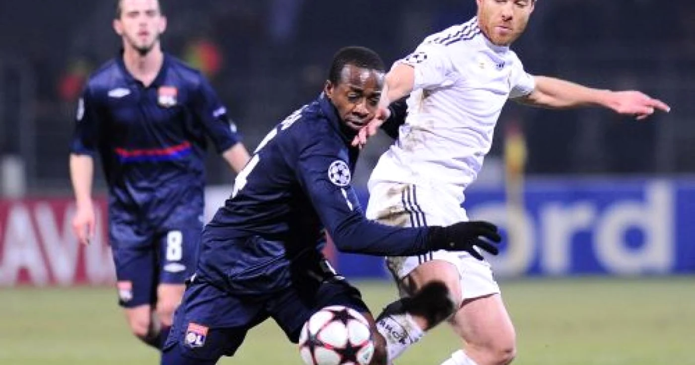 Atacantul lui Lyon, Sidney Govou (prim-plan), în duel cu Xabi Alonso