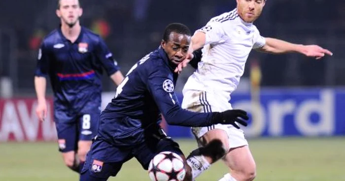 Atacantul lui Lyon, Sidney Govou (prim-plan), în duel cu Xabi Alonso