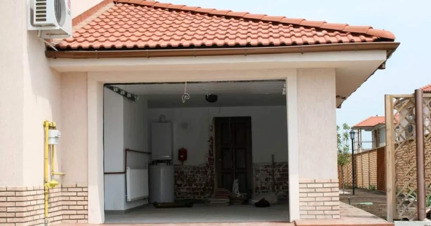 Cei doi proprietari şi-au cosntruit garaje la casă şi au vrut să-şi extindă casele de locuit la parter fără a poseda de autorizaţie