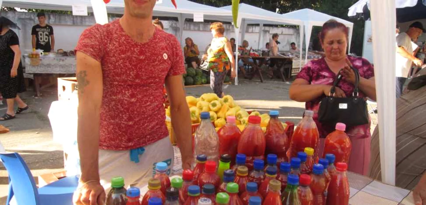 Bulionul este vândut în pieţe în sticle de plastic FOTO Claudia Untaru