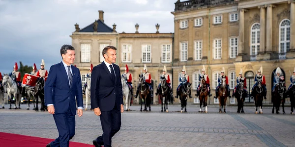 Nicușor Dan, alături de Emmanuel Macron FOTO AFP
