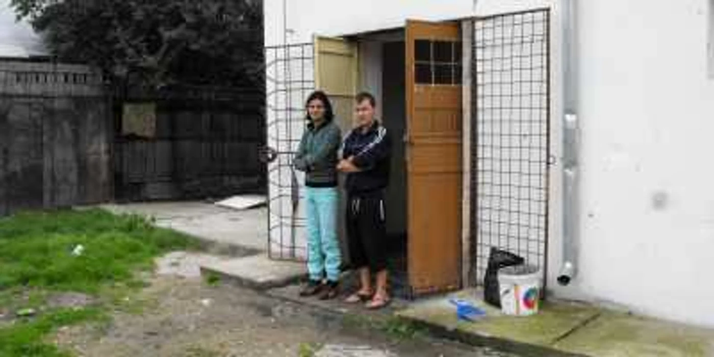 „Locatarii“ băii comunale sunt obligați să se prostitueze