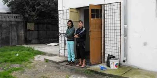 „Locatarii“ băii comunale sunt obligați să se prostitueze