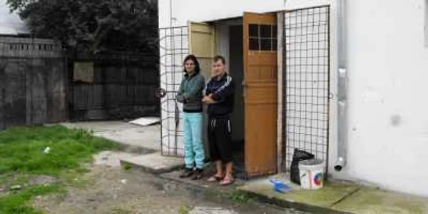 „Locatarii“ băii comunale sunt obligați să se prostitueze