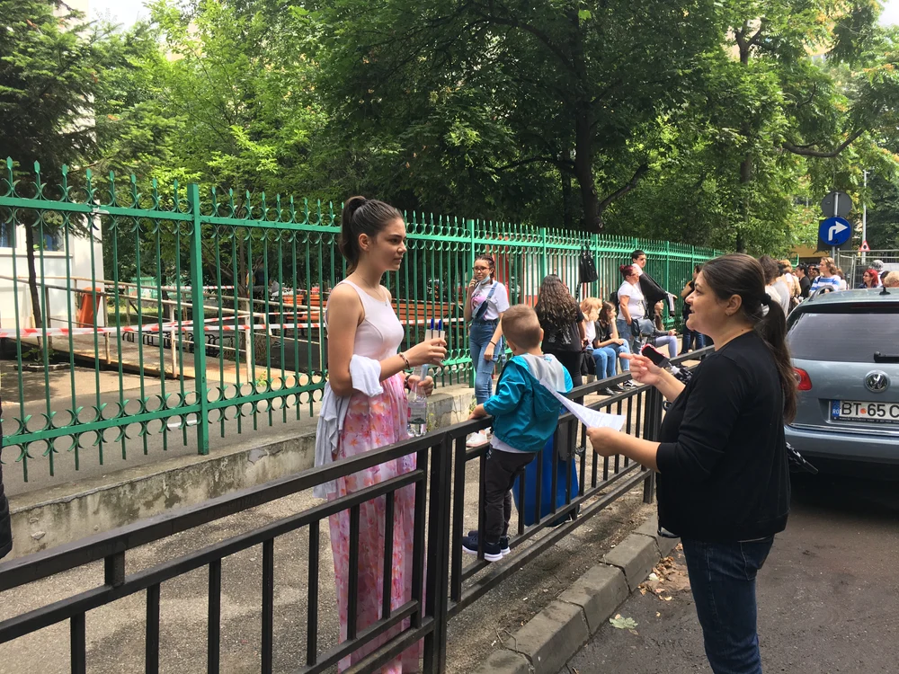 La ieșirea din examen, Ema și-a verificat rapid lucrarea, împreună cu mama sa