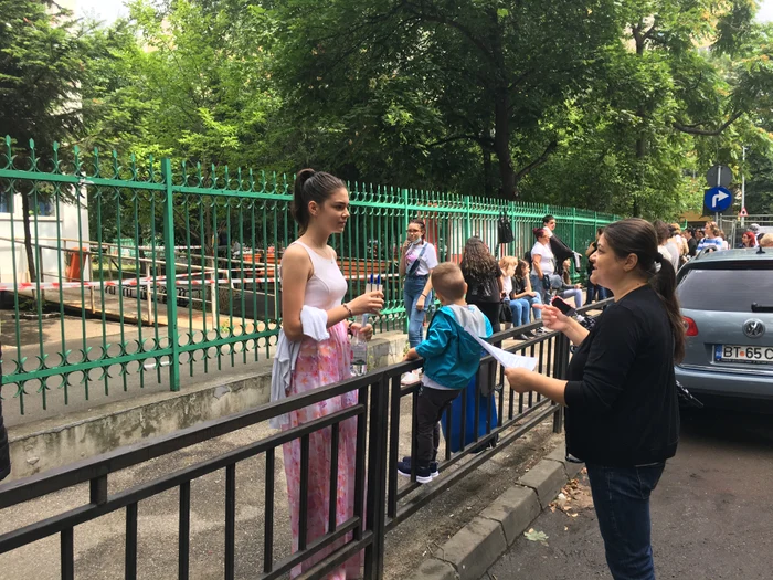 La ieșirea din examen, Ema și-a verificat rapid lucrarea, împreună cu mama sa
