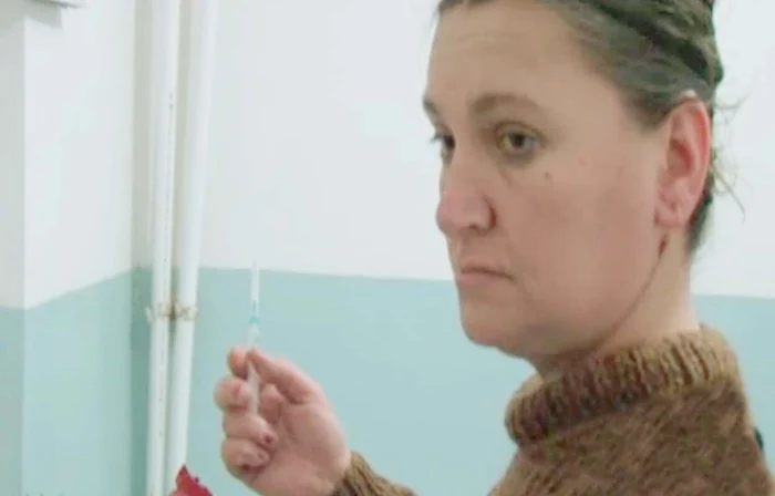Asistenta medicală (49 de ani) voia să le facă injecţii bolnavilor, deşi de-abia se ţinea pe picioarecaptură: PRO TV