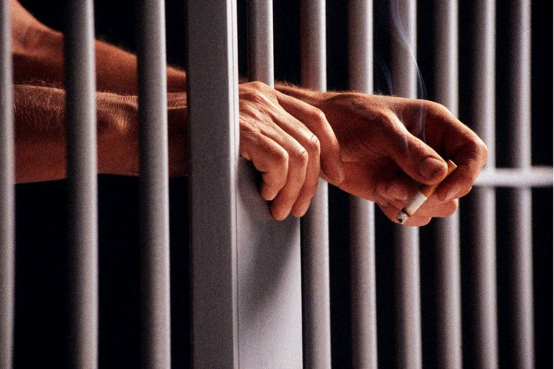 
    Proxeneţii sunt liberi şi fără griji, când ar trebui să fie după gratii  