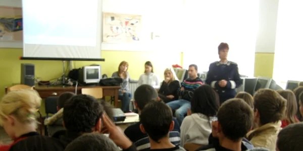 Poliţiştii au prezentat elevilor strategii eficiente de prevenire a delicvenţei juvenile