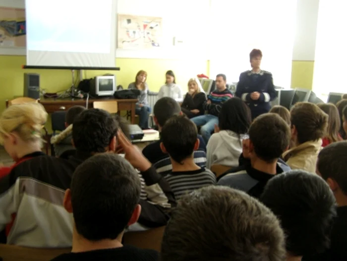 Poliţiştii au prezentat elevilor strategii eficiente de prevenire a delicvenţei juvenile