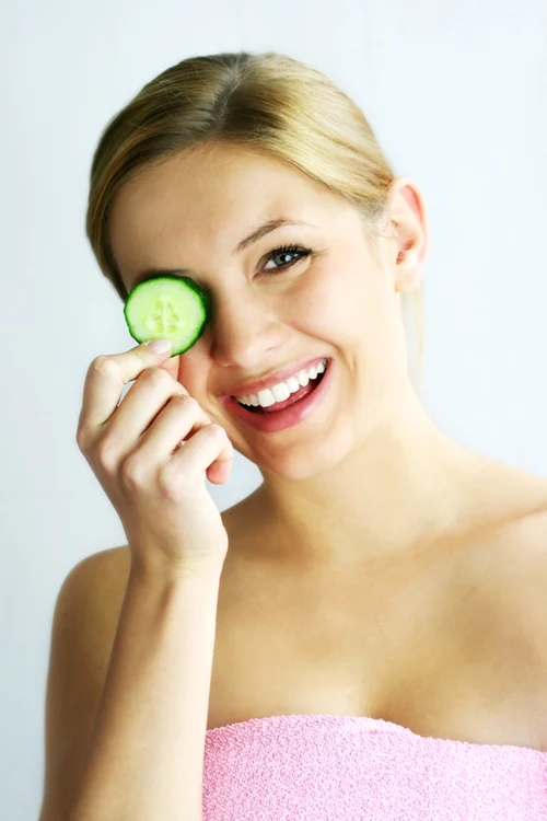 
    Castravetele te ajută să ai un ten hidratat şi sănătos  