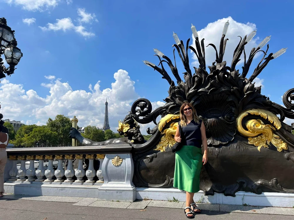 Amalia Enache, incantata de vizita la Paris JPG