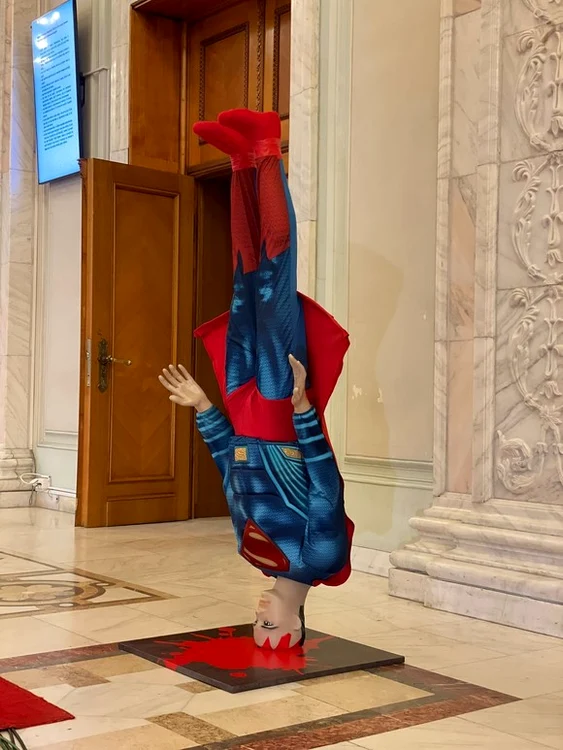 Social democrații au adus în Parlament o statuetă cu Superman cu capul în josFoto: Digi24