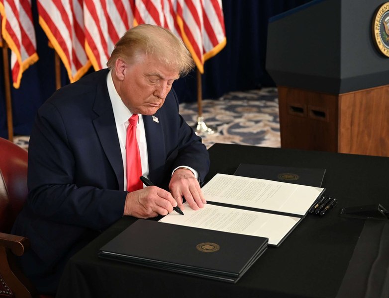 Trump semnează ordinul prin care redenumește Departamentul Apărării în Departamentul Războiului: „Este o atitudine”