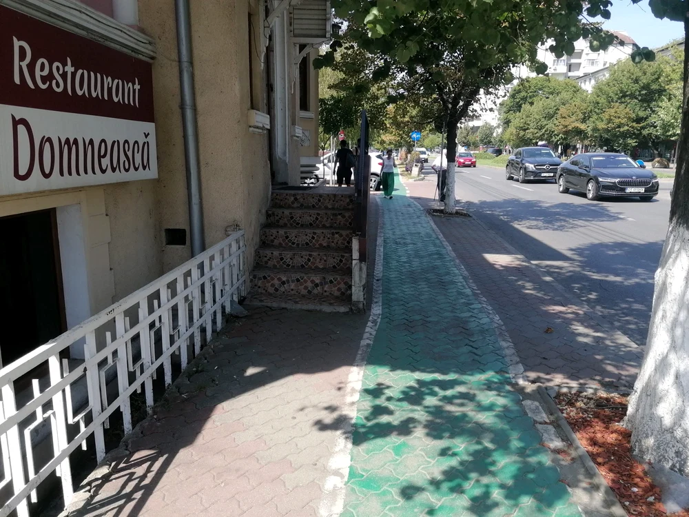 Pista ocupă aici tot trotuarul, pietonii fiind obligați să o folosească FOTO: Alina Mitran