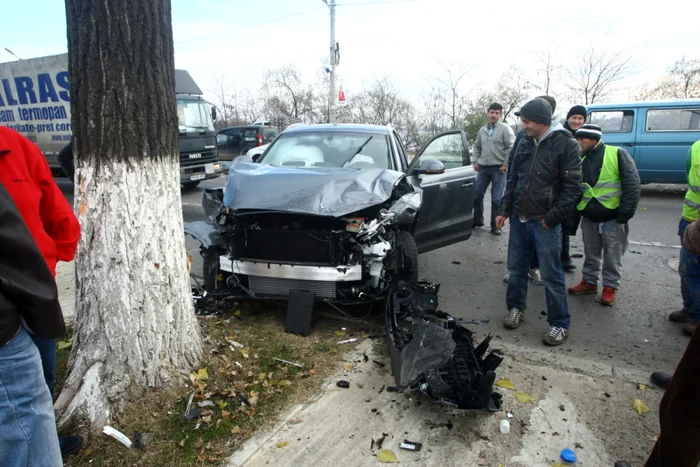 Aşa arată după accident maşina interpretului Smiley FOTO 1music.ro