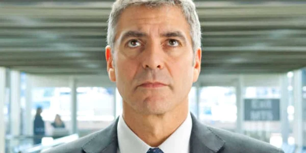 Ryan Bingham (George Clooney) are, până la proba contrarie, cel mai bun job din lume