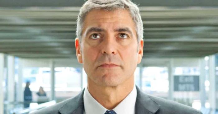 Ryan Bingham (George Clooney) are, până la proba contrarie, cel mai bun job din lume