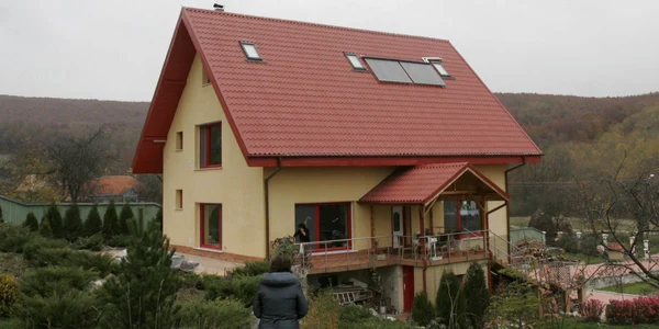 O casă cu structură din lemn diferă foarte puţin la exterior de una obişnuită