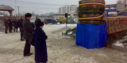 Preotii vor sfiinţii azi apa