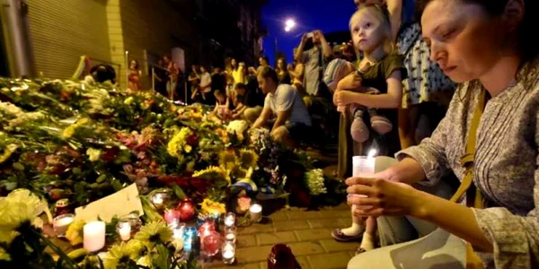flori si lumanari in fata ambasadei olandei la kiev foto afp