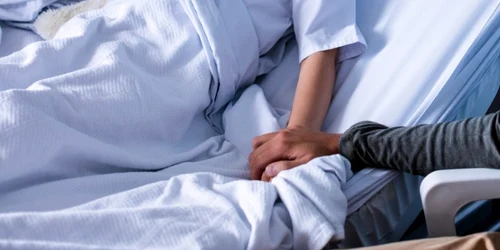 Copil bolnav insotit de parinte in spital FOTO Shutterstock 