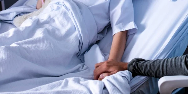 Copil bolnav insotit de parinte in spital FOTO Shutterstock 
