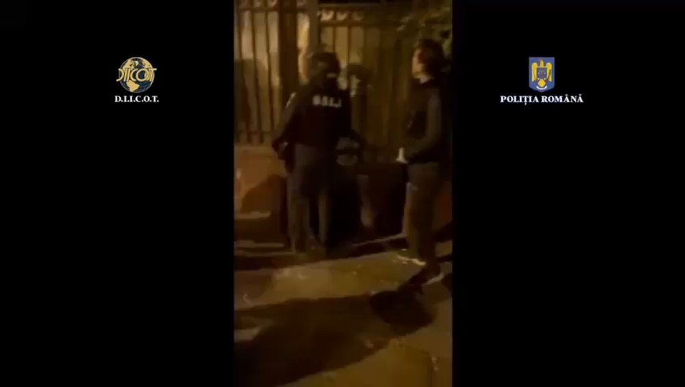 Percheziții la traficanții de droguri din Centrul Vechi. Peste 20 de persoane audiate