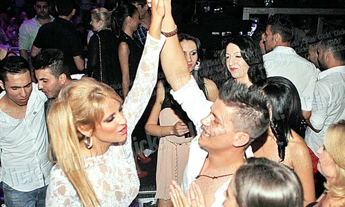 Pamela de RomSânzi a dansat  cu invitaţii, fiind  sufletul petreceriiânia,  încolţită de  Mihai Mitoţeru jpeg