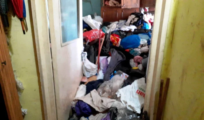Deșeurile adunate în casă de cele două femei FOTO Instituția Prefectului Maramureș