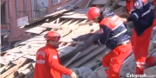 Un copil a fost scos în viață de sub dărâmături de către salvatori 