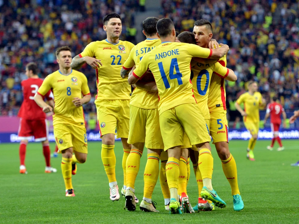 Fanii romani se pozeaza alaturi de Smiley si Pavel BartosFoto: Facebook