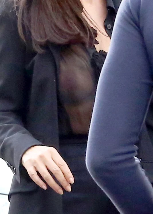 Actriţa le-a oferit o imagine de zile mari paparazzilor care o aşteptau în faţa restaurantului din Paris