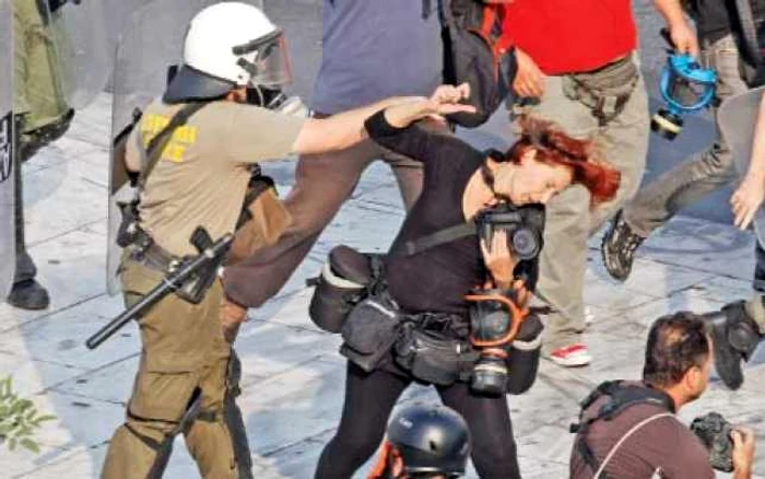 Jurnaliştii, prinşi în mijlocul confruntărilor, au fost şi ei agresaţi Foto: reuters