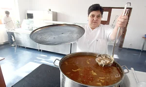 Marilena bucătăreasa ne arată ciorba țărănească oferită ieri săracilor jpeg