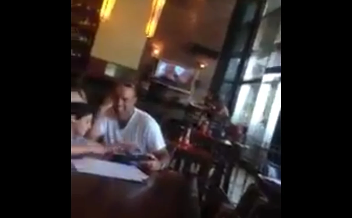 
    Un părinte a încercat să-i distragă atenţia copilului său de la filmul porno cu o tabletăcaptură video  