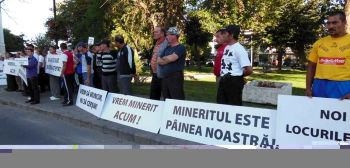 Manifestaţie de protest a fosştilor angajaţi de la RMGC, desfăşurată în 2013