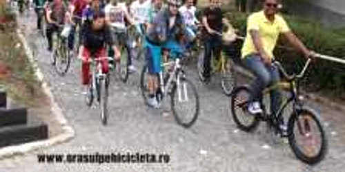 Bicicliştii, în frunte cu Cabral, au făcut un tur al monumentelor din oraş. Foto: orasulpebicicleta.ro