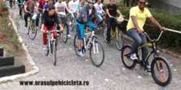 Bicicliştii, în frunte cu Cabral, au făcut un tur al monumentelor din oraş. Foto: orasulpebicicleta.ro