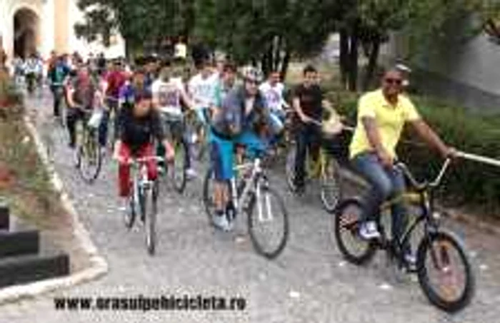 Bicicliştii, în frunte cu Cabral, au făcut un tur al monumentelor din oraş. Foto: orasulpebicicleta.ro