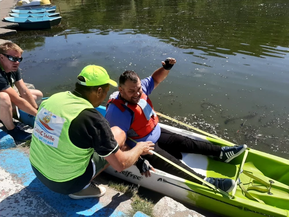 Persoanele cu dizabilităţi s-au putut bucura de o plimbare cu caiacul pe lacul din Noua FOTO I.B.