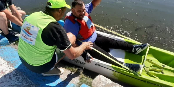 Persoanele cu dizabilităţi au putut experimenta mersul cu caiacul pe lacul din Noua FOTO Ioan Buciumar