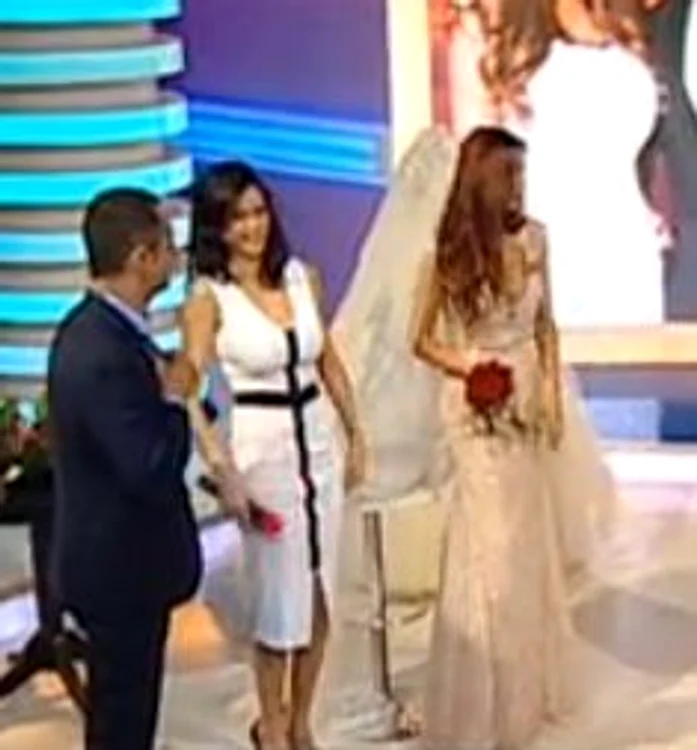 Roşcata arată foarte bine în rochia de mireasă (captură: Kanal D)