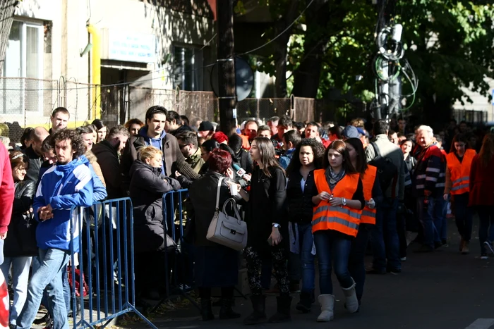 Sute de persoane au venit ieri să doneze sânge pentru răniţii din club